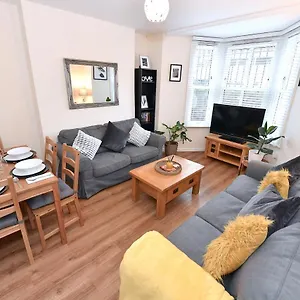 https://zone-1-smart-two-bed-apartment-near-tower-bridge.brighton-hotels-england.com
